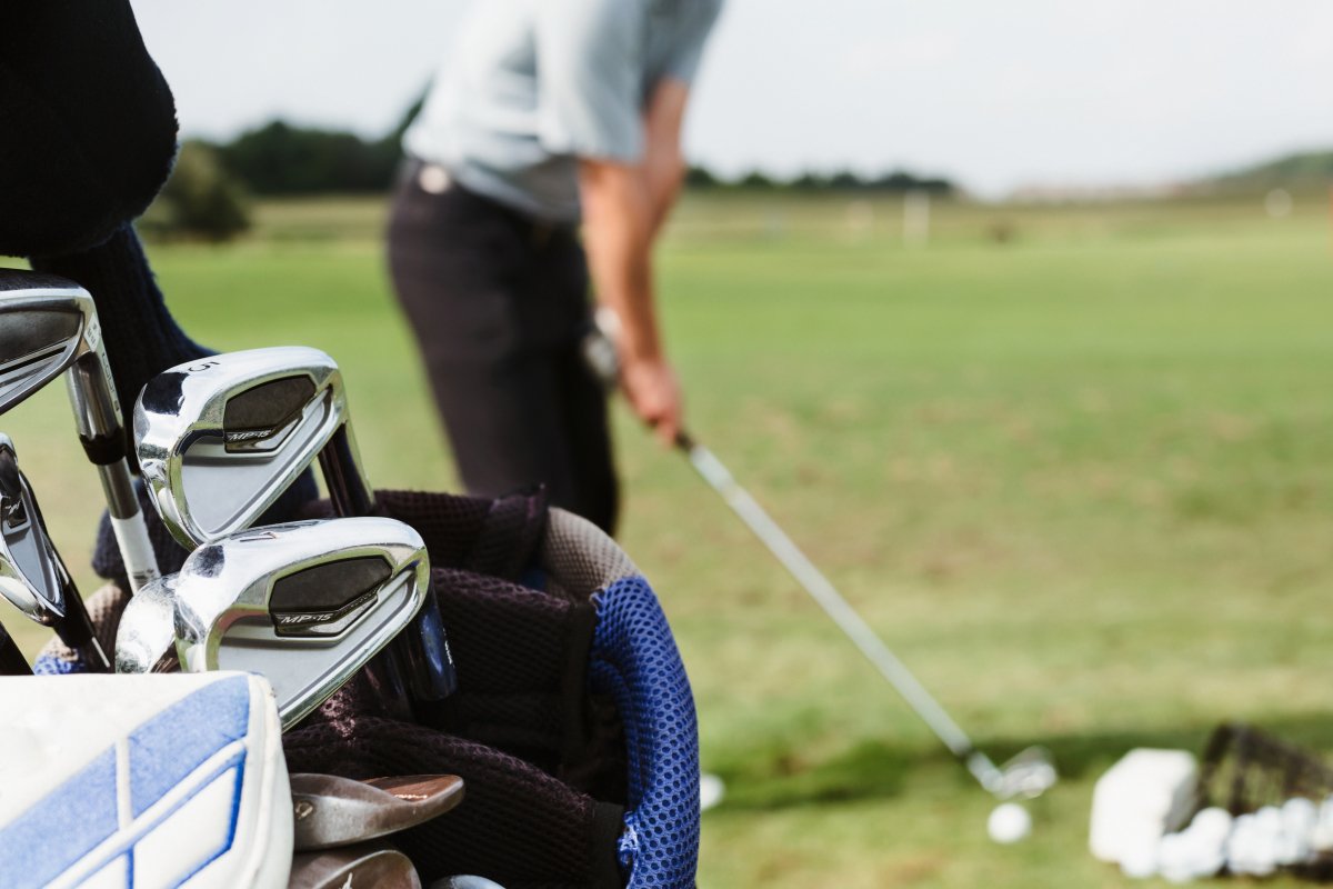 TPI-certified golf chiropractor offering specialized treatments to improve golf performance, prevent injuries, and optimize mobility at Auckland Wellness Centre in Rosedale, Albany, Greenhithe, and Auckland’s North Shore.
